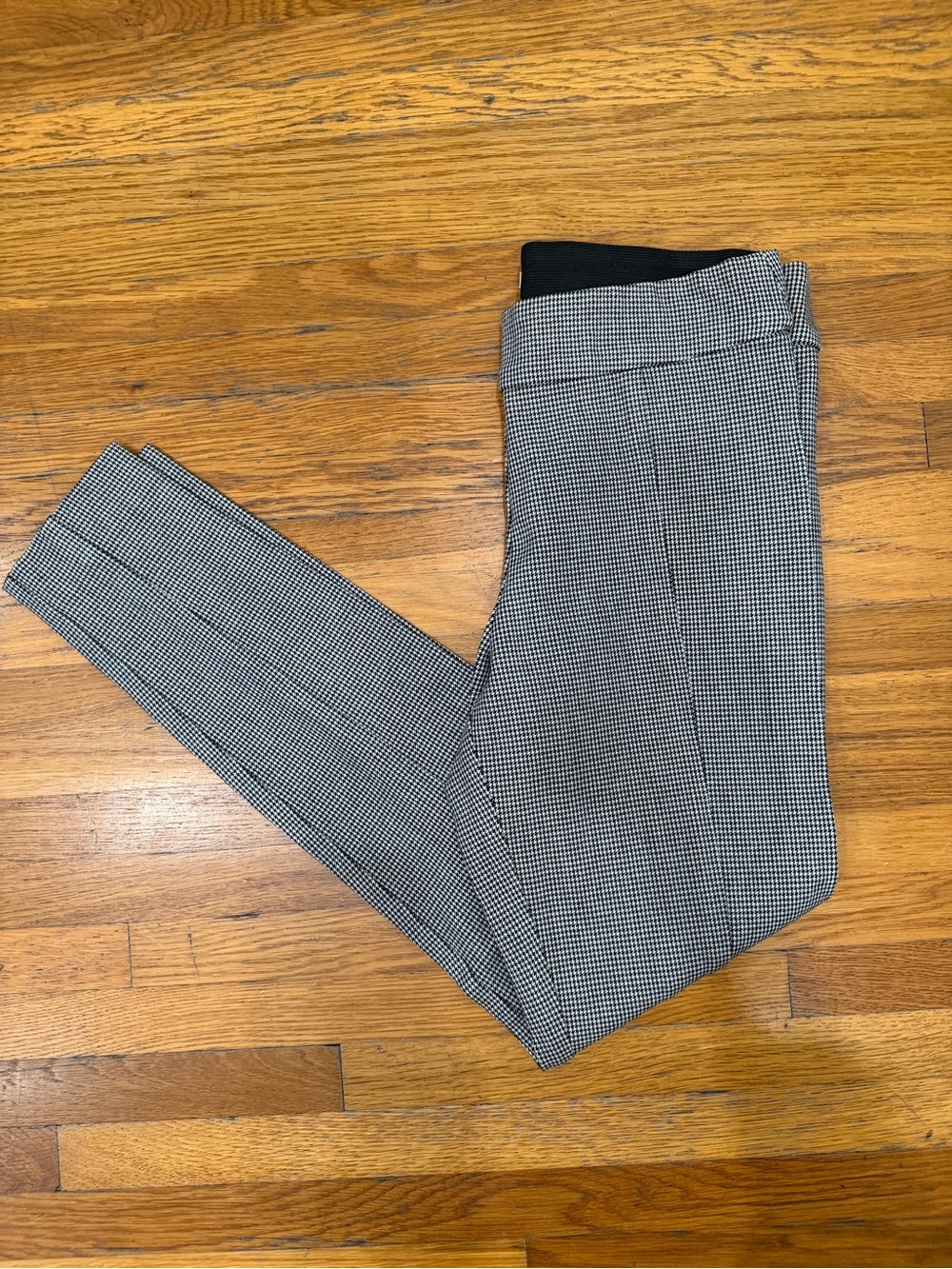 H&M - Women’s Black & White Micro-Check Elastic
Waist Stretch Pants - Size 4
